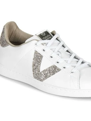 Vita sneakers med glitterdetaljer - Snygga vita sneakers från Victoria med glittriga silverdetaljer på sidan och hälen. Skorna har klassisk låg profil, vita skosnören och ovandel i slätt material. Helt oanvända för råkade köpa fel storlek