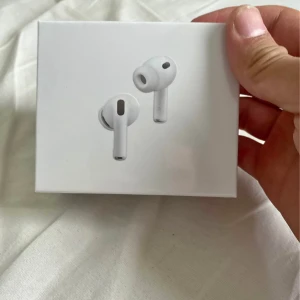 Vita trådlösa in-ear hörlurar - Har använt sedan November. De är rena och redo att säljas