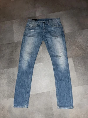 Dondup Jeans - Säljer ett par fräscha Dondup jeans i storlek 31, modell ”George”. Oanvända dvs perfekt skick, inga defekter eller liknande. Hör av dig vid intresse.