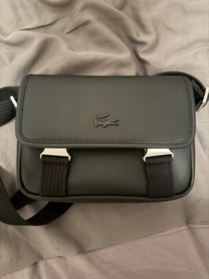 Svart axelväska från Lacoste - Äkta Lacoste väska 