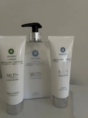 MLTN Clear Senses handlotion set - Säljer ett set med tre handlotions från MLTN Clear Senses-serien. Innehåller varianterna Anahata (Rose & Neroli) och Vishuddha, berikade med vitamin E och aloe vera. Tuberna är vita med silverfärgade lock och pumpflaskan är genomskinlig med svart pump.
