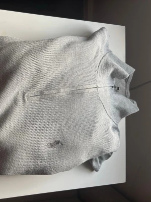 Ljusgrå stickad tröja half zip - Säljer Ralph Lauren tröja som används få gånger ordinarie pris 1700 kr .