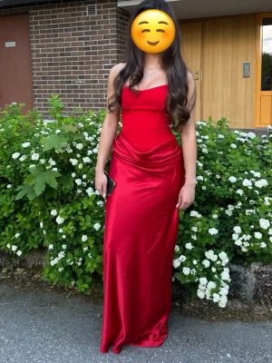 Festklänning  - Jätte fin röd klänning från Babyboo använd bara en gång helt nytt