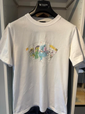 Paul Smith T-shirt  - Paul Smith T-shirt som är i mycket bra skick. Väldigt lite använd! Storlek:S. Skriv vid fundering!