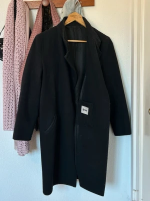 Svart kappa från Acne Studios - Så fin kappa från Acne studios! Överlag i fint skick men lite nopprig (se bild) . Står ingen storlek i men skulle uppskatta till xs/s