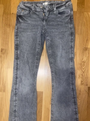 Grå Bootcut Jeans Gina Tricot - (Priset kan absolut diskuteras!) Dessa gråa jeans är bootcut design och är köpta från Gina tricot, Dom har inga slitage eller något från användning, Bara nere vid fötterna vilket inte är något som man märker eller något🤍 Dessa behövs till skolstarten! 
