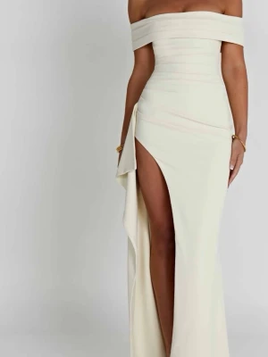 Långklänning med slits - Elegant axelbandslös långklänning med offshoulder-design och hög slits på ena sidan från Babyboo. Klänningen har en figurnära passform, säljer den vita. Är aldrig använd då jag köpte den till min bal som reservklänning. Nypris 1600kr. Storlek XS men passar även S