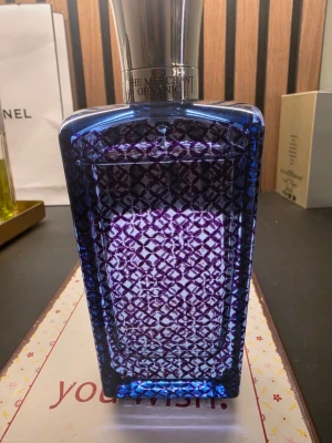 Venetian Blue Eau de Parfum 100ml - Exklusiv parfymflaska i blått glas med dekorativt mönster från The Merchant of Venice. Flaskan rymmer 100 ml Eau de Parfum och har en elegant silverfärgad kork. Doften heter Venetian Blue och flaskan har en lyxig och unik design.