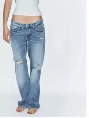 Jeans med hål - Säljer dessa jätte eftertraktade ”baggy” jeansen med hål från Zara i storlek 36!! ☺️ bra skick !  
