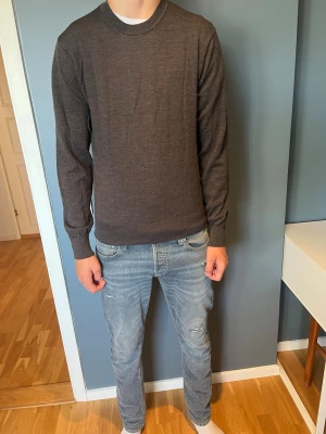 Grå merinotröja från Sandö - Grå merinoulltröja från Sandö! Tröjan är i väldigt bra skick och är extremt skön! Passar perfekt på sommarkvällar. 