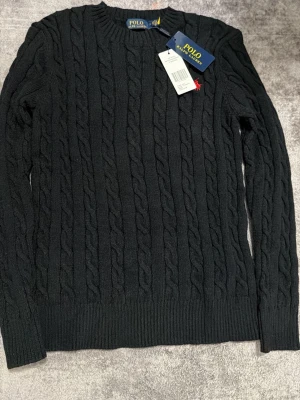Svart tröja från p0lo  - Helt ny tröja från polo med storleken S men passar lika perfekt till de med storlek XS för den sitter fast mot kroppen och den är stretchig då kan den även  passa till de med storlek M.