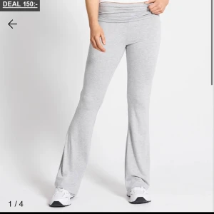 Gråa yoga pants - Säljer ett par gråa yoga pants ifrån lager 157 i storlek S. Dom är ganska långa i modellen. Dom har litet hål längst ner på byxan 
