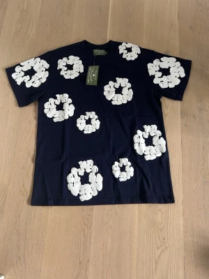 Mörkblå t-shirt från denim tears -  Tja! Jag säljer nu en snygg mörkblå t-shirt från Denim Tears. Som självklart är helt ny med inga defekter. Hör av er om frågor och prisfunderingar eller bilder!😀