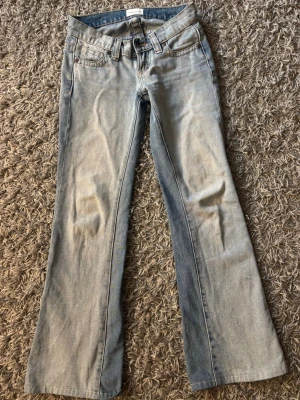 Ljusblå bootcut jeans - Säljer ett par ljusblå bootcut jeans från Abrand i storlek 24 tall. Säljer på grund av att jag inte använder dom, minst använda 5 gånger