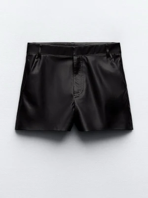 Svarta shorts i skinnimitation - Snygga svarta shorts i skinnimitation med midja och bälteshällor. Klassisk rak passform och stilren look som passar till det mesta. Perfekta för dig som vill ha en edgy vibe på outfiten.
