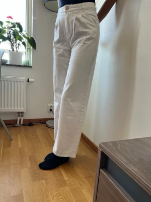 Vita raka jeans med hög midja - Snygga vita jeans. Denim. Helt nya aldrig använda 