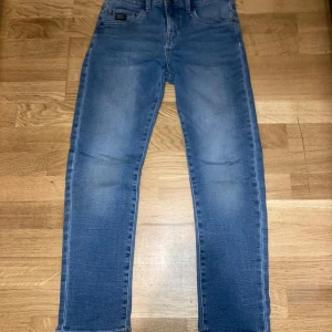 Jeans från LAB Industries - Säljer ett par använda blå raka jeans från LAB Industries i modellen Eddy Relaxeed Fit. Jeansen är tillverkade i ett mjukt o stretchigt denimtyg. Jeansen är använda ett par ggr men har inga tydliga tecken på användning, så dom funkar lika bra o använda flera ggr till.