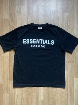 Essentials t-shirt - Svart essential  Skick 8-10 
