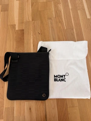 Svart axelväska från Montblanc - Snygg svart axelväska från Montblanc med justerbar axelrem, dustbag och authenticity card. I mycket bra skick.