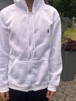 Ralph Lauren - En sprillans ny Ralph Lauren Zipp Hoodie. Aldrig används. Den är i nyskick.