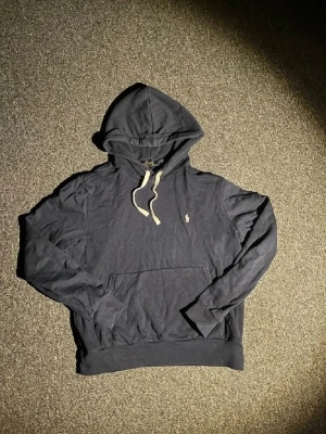 Ralph Lauren Hoodie - Mörkblå Ralph lauren hoodie i väldigt bra skick. Den är i storlek M. Hör av er vid några frågor eller funderingar!