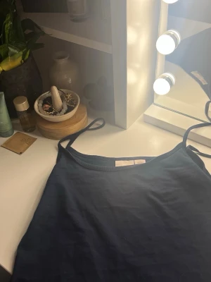 Mörkblå linnetopp från Gina Tricot - Säljer en enkel och stilren mörkblå linnetopp från Gina Tricot. Toppen har tunna axelband och är tillverkad i mjuk bomull, perfekt för varma dagar eller som lager under andra plagg. Org pris 119 så du sparar 40 kr💓💓😽