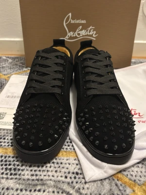 Loubs 43 - Säljer helt nya loubs i 43 med spikar där fram. Mocka och läder. Passar dig som gillar mode, trend och vara stilligare. Dustbag ingår - samt papper,kvitto,kort osv. Fraktas direkt efter köp! Frågor kan ni ställ privat.