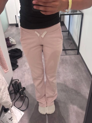 Ljusrosa mjukisbyxor med fickor - Säljer dessa mjukisbyxor från gina tricot. Använd några gånger men inga hål osv. Dom är lite mindre i midjan men bra i längden.🩷