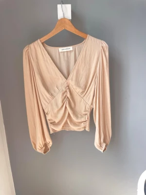 Sofie Schnoor set i nyskick - se bild 2 för kjolen - Stilrent set som är sjukt snyggt på (snygga former i blusen). Faller snyggt då materialet känns  och är väldigt lätt. Det är dock inte min färg så därav använd endast en gång så nyskick och inget att anmärka på mer än att jag klippt av banden på blusen där man annars kan sätta på galgen. Blusen har storlek medium men skulle absolut passa bäst på en storlek small och kjolen har strl xs men passar helt klart en small tack vare resån…  Jag betalade 2500 nytt. 
