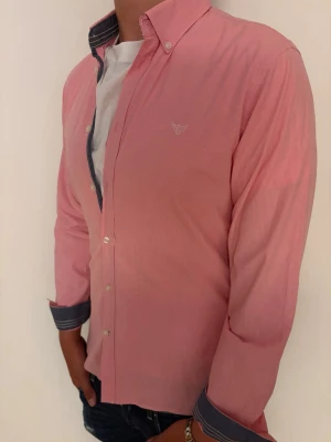 Morley skjorta - Säljer en rosa skjorta från morley i storlek L. Hör av dig vid funderingar 