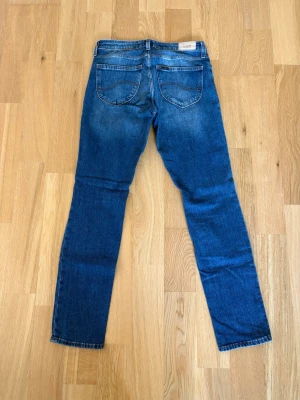 Lee jeans  - Ett par Lee jeans med sjukt fin tvätt och till ett riktigt fyndpris! Byxorna är i storlek 28/31 Och har innebens längd på 77cm och midja sida till sida på 37cm. Byxorna är i fint skick utan några konstigheter. Skulle det vara några frågor så skriv annars fritt fram att köpa! (Postar inom 24h)