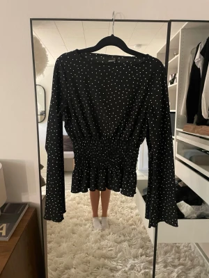 Topp - En prickig topp från Gina Tricot jättefin men kommer inte till andvändning 