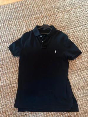 Svart Ralph lauren piké  - Säljer denna svarta ralph lauren piken passar perfekt till sommaren. Frågor och funderingar är de bara att kontakta pris kan diskuteras😀