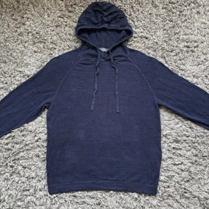 Stickad dressman hoodie - Säljer denna feta stickade dressman hoodie i mycket fint skick!🙌 Storlek : M // Nypris : 1499!🌟Hör gärna av er om ni har funderingar!🤝