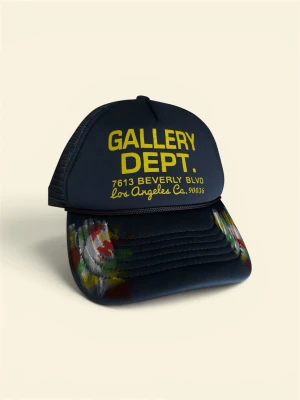 Gallery Dept. mörkblå truckerkeps - Gallary Dept keps. Nyskick. Passade inte min huvudform. 