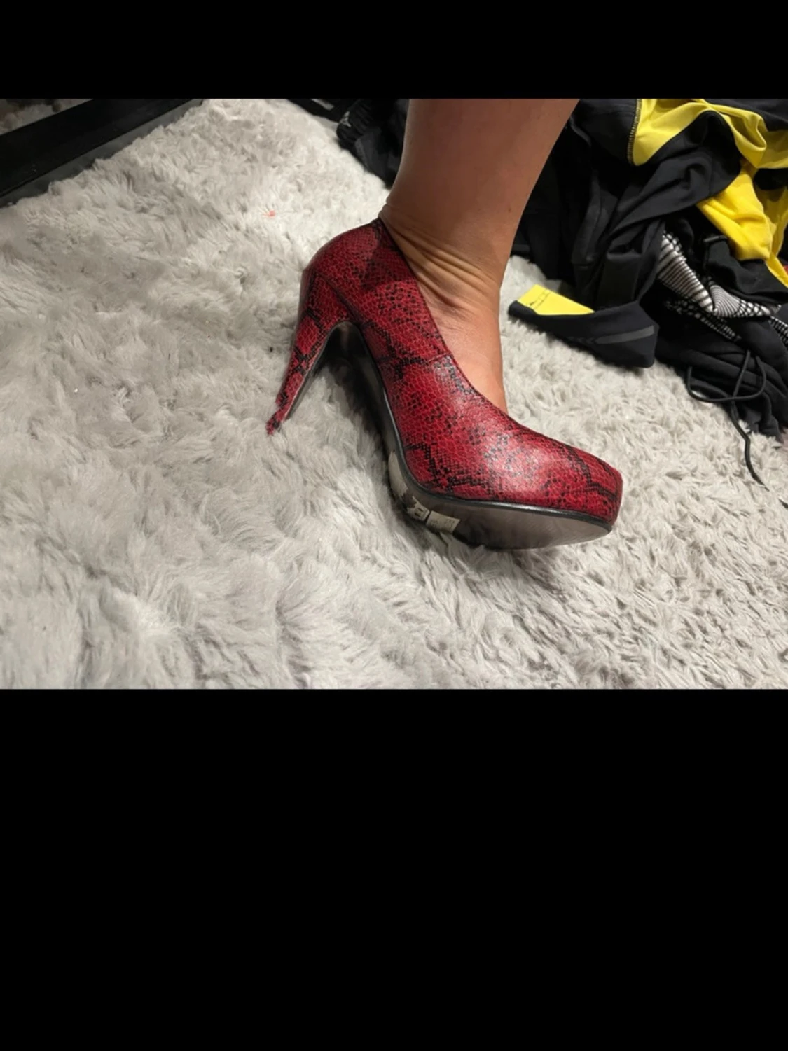 Röda pumps med ormmönster - 3