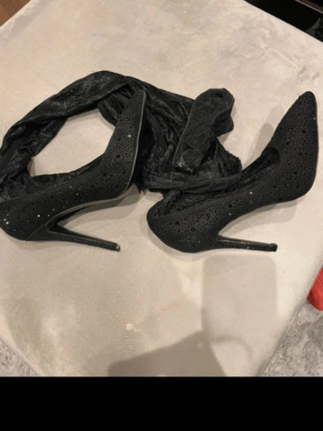 Svarta pumps med strass och spets