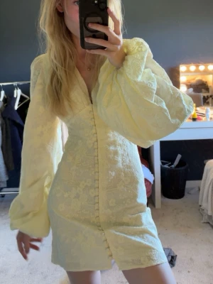 Adoore klänning - Använd 1 gång på en student. Helt nytt skick och super fin på! Ser gulare ut på min bild än i verkligheten💗