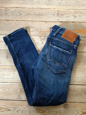 Replay Anbass Jeans - Replay anbass jeans i storlek 29/30 med en fin mörkblå färg och en fin fade. Jeansen är i mycket bra skick och sparsamt använda. Slim fit. Hör av er vid några funderingar.