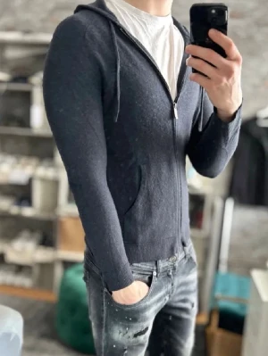 100% kashmere hoodie  - Bra skick, två hål och skötsellappen är avklippt! Storlek M sitter som S  . Nypris ca 2500kr. Modellen är 185 cm, 75kg. Hör av er vid eventuella frågor!!!! 