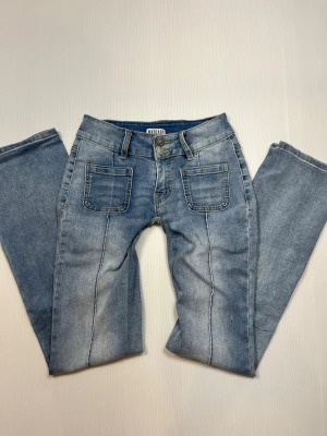 MadLady Low waist jeans – 32 short – omsydda till bootcut – knappt använda - Säljer ett par jeans från MadLady i storlek 32 short. Omsydda till bootcut och extra low waist – mer low waist än original. Knappt använda, i fint skick. Passar dig som gärna vill ha en låg midja och lätt utsvängd ben.  • Skick: Mycket bra – knappt använda • Storlek: 32 short • Kön: Dam • Modell: Bootcut, low waist