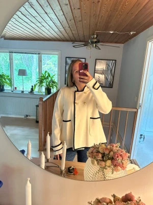 Jacka - Tunn jacka från Lindex. Finns en lite fläck på armen se sista bild. Inte som en L mer som en M i storleken. 
