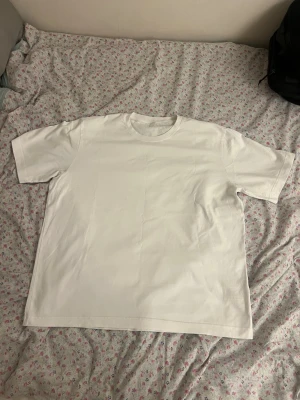 Vit basic t-shirt med rund hals - Köpt på ARKET. 100% cotton