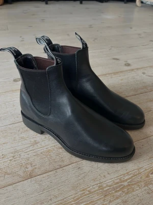 R.M. Williams Gardener Chelsea boot - Säljer ett par svarta Chelsea boots från RM Williams, modell Gardener. Sparsamt använda så i mycket gott skick, nära nyskick. Storlek 7 vilket motsvarar 41. Väl omhändertagna med bra skovårdsprodukter.