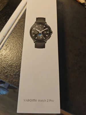 Xiaomi Watch 2 Pro smartklocka svart - Snygg Xiaomi Watch 2 Pro smartklocka i svart med rund urtavla och silikonarmband. Klockan har en modern design och passar perfekt för dig som vill ha koll på både träning och notiser direkt på handleden.