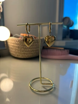Stora hjärtörhängen - Dessa fina örhängen säljer jag eftersom att dem inte kommer till användning. fick dessa i present förra året. Inte! riktigt guld, men rostfria❤️