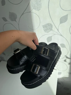 Chunky Buckle Sandals – NAKD – Storlek 36 - Supersnygga sandaler/tofflor från NA-KD, storlek 36. Lite platå/högre sula och snygga spännen. Använda fåtal gånger, superfint skick. Konstläder, se sista bilden.