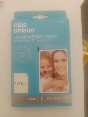 Clas Ohlson fotopapper 10x15 cm - Premium fotopapper från Clas Ohlson i storleken 10x15 cm. Paketet innehåller 50 ark glansigt papper, perfekt för att skriva ut foton med professionell finish. Passar de flesta bläckstråleskrivare och ger skarpa, färgstarka bilder.