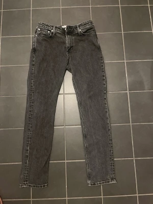 Jack and Jones Clark regular fit - Jeans från Jack and Jones med en mycket skön passform och som inte hann bli använda så alls så säljer de nu för de var för stora. Storlek: 30/32