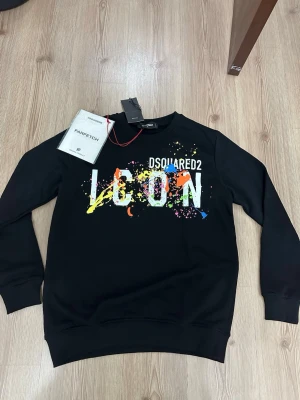 Svart sweatshirt Dsquared2 ICON - Mått kan skickas vid intresse! Öppen för frågor och byten! Pris kan diskuteras vid snabb affär. 